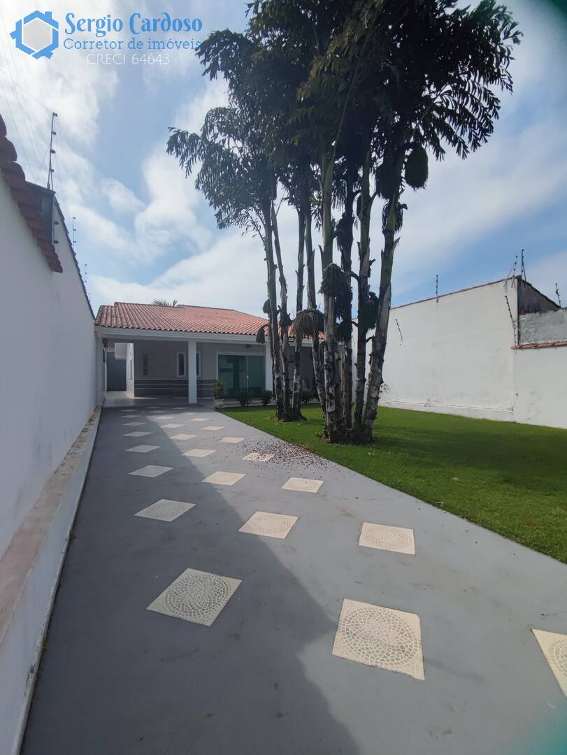 CASA EM TERRENO INTEIRO 3 QUARTOS SUÍTE A 1 QUADRA DO MAR ITANHAÉM SP