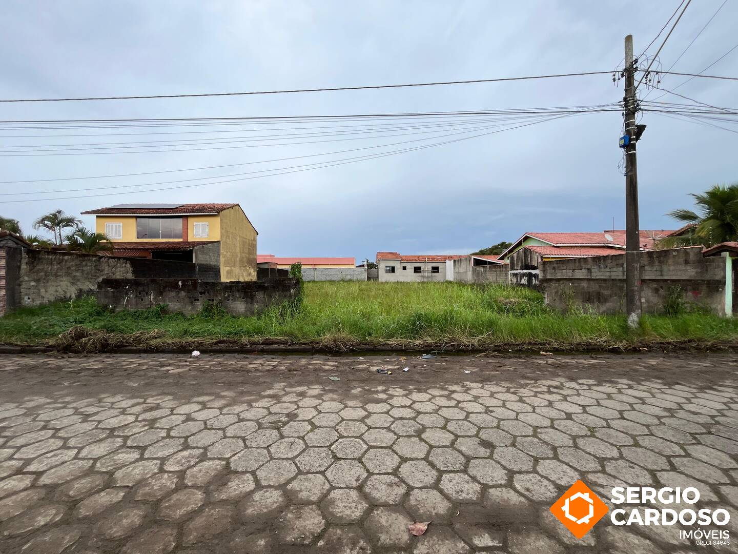 TERRENO 840M² LADO PRAIA ATERRADO EM RUA CALÇADA - ITANHAEM/SP