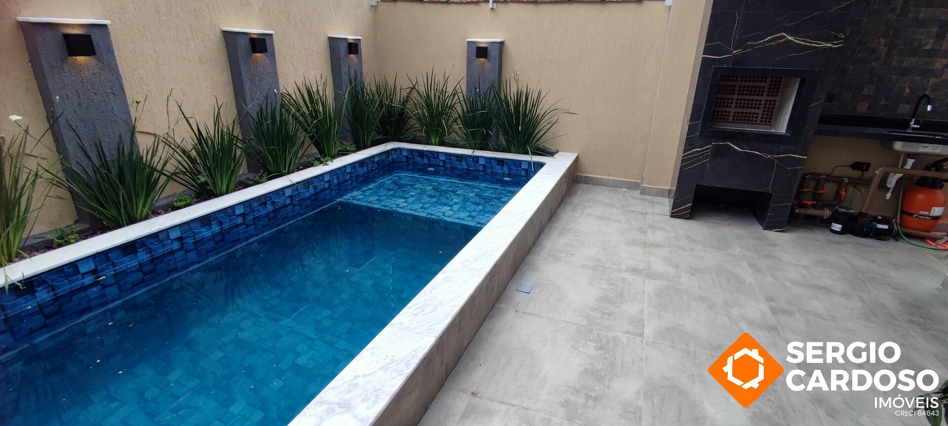 LANÇAMENTO! SUPER MODERNA ILUMINAÇÃO EM LED E PISCINA COM BANCO MOLHADO!