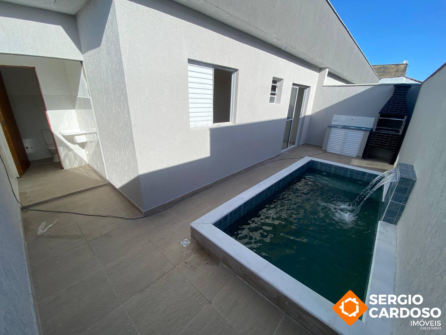 CONDOMÍNIO FECHADO COM 4 CASAS E PISCINA PRIVATIVA!  APENAS 500M DO MAR!